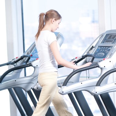 Spor egzersiz adlı genç bir kadın. çalışan
