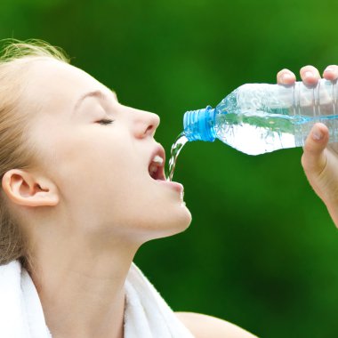 Egzersiz sonrası su içen kadın