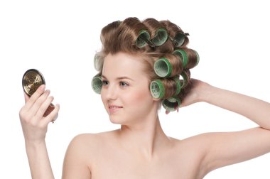 kadın saç silindiri aynaya bakıyorum