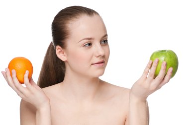 kadın yemek yeşil elma ve portakal