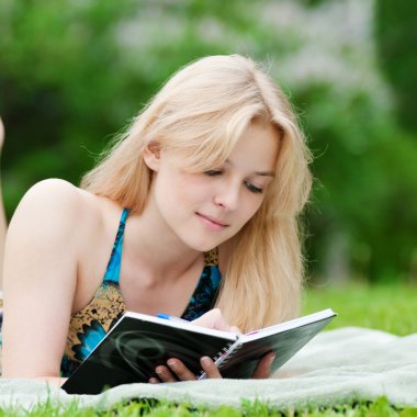 güzel bir genç kadın kitap okumak