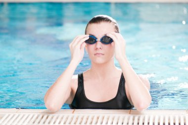 kadın siyah gözlük yüzme havuzunda