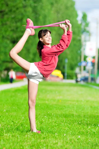 女孩做伸展运动。瑜伽 — 图库照片