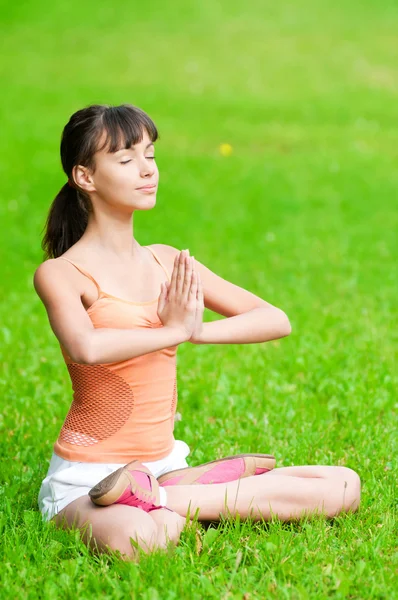 Adolescente fazendo exercício de ioga — Fotografia de Stock