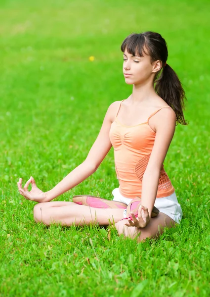 Tienermeisje doen yoga oefening — Stockfoto