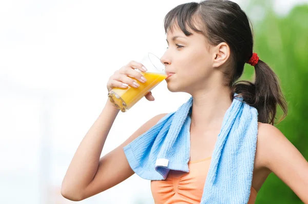 Chica bebiendo jugo después del ejercicio — Foto de Stock