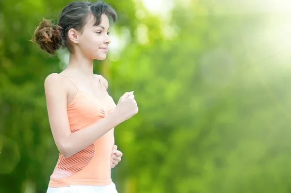 Adolescente chica corriendo en verde parque — Foto de Stock