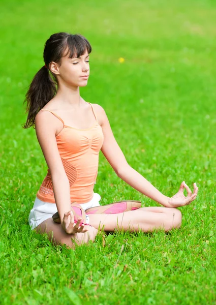Teenage girl doing yoga exercise — Stock Photo, Image