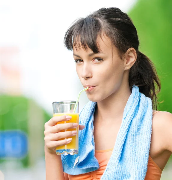 运动后喝果汁的女孩 — 图库照片