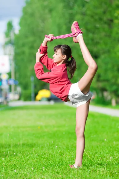 Ragazza che fa esercizio di stretching. Yoga — Foto Stock