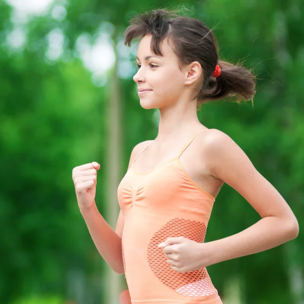 Menina adolescente correndo no parque verde — Fotografia de Stock