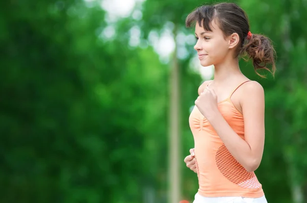 Adolescente chica corriendo en verde parque — Foto de Stock