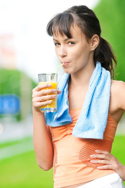 Flickan dricka saft efter träning — Stockfoto