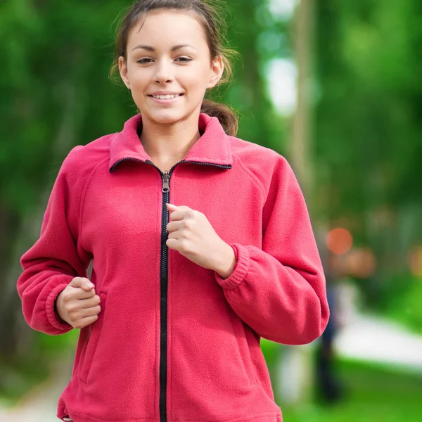 Девочка-подросток бегает в зеленом парке — стоковое фото