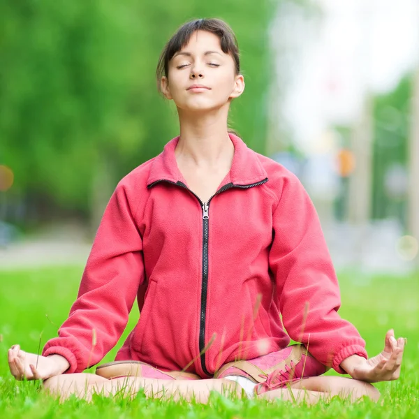 Teenage girl doing yoga exercise — Stock Photo, Image