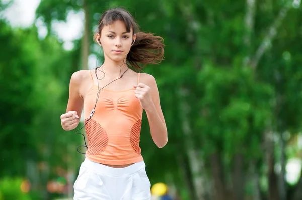 Adolescente chica corriendo en verde parque — Foto de Stock