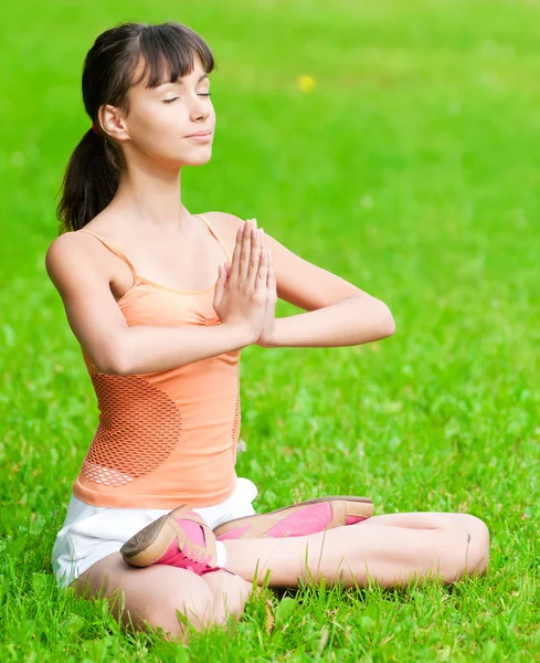 Dospívající dívka dělat cvičení jógy — Stock fotografie