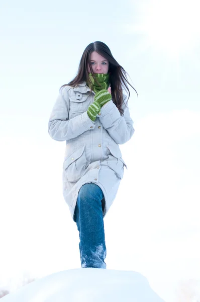 Девочка над синим зимним небом и солнцем — стоковое фото