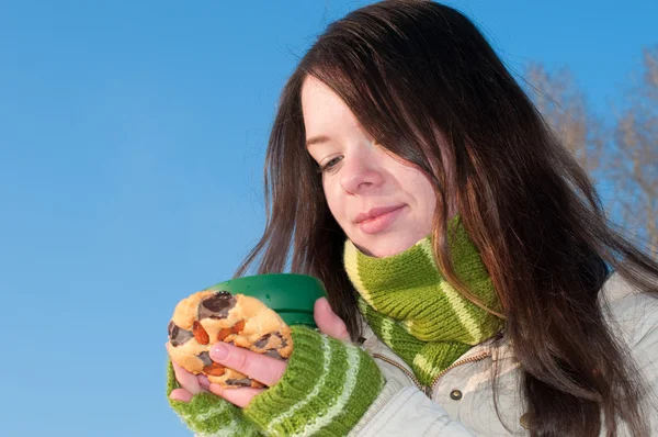 Girl on winter picnic with cup of tee and cookies — Stock Photo, Image