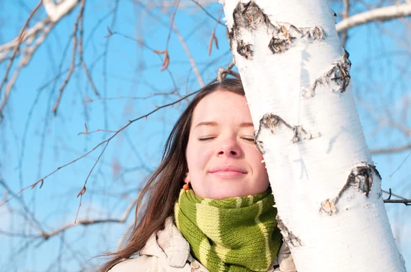 Vacker flicka i grönt över träd och blå himmel — Stockfoto