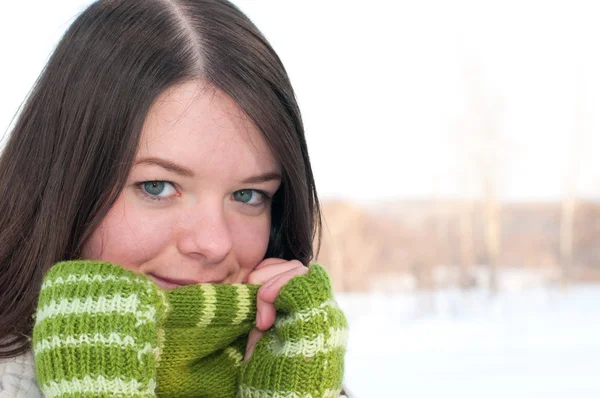 Schöne Mädchen in grün über der Winterlandschaft — Stockfoto