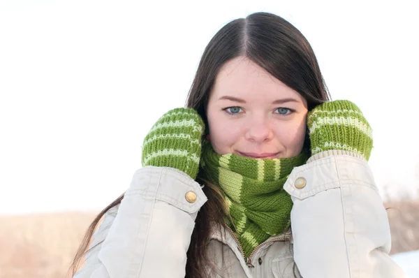 Vacker flicka i grönt över vinterlandskap — Stockfoto