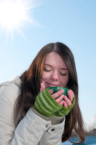 Девушка на зимнем пикнике с чашкой горячего чая — стоковое фото
