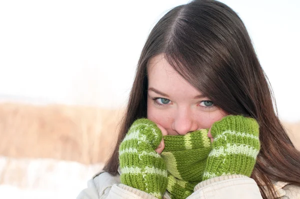 Güzel bir kız kış manzara üzerinde yeşil — Stok fotoğraf