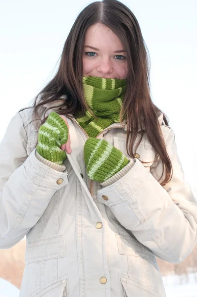 겨울 풍경을 그린에서 아름 다운 소녀 — 스톡 사진