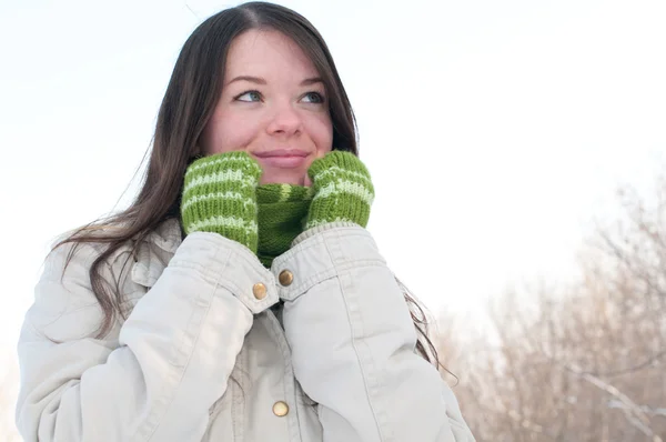 Szép lány green, mint téli táj — Stock Fotó