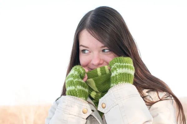 Красива дівчина в зеленому над зимовим пейзажем — стокове фото
