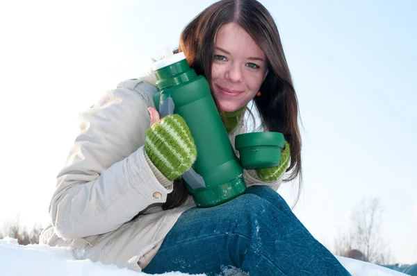 Menina no piquenique de inverno com xícara de chá quente e garrafa térmica — Fotografia de Stock