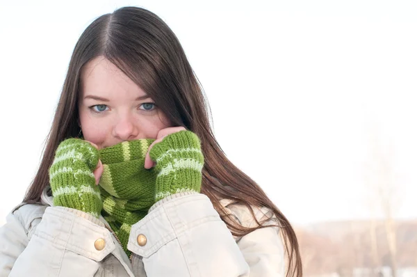Piękna dziewczyna w zielonej w zimowy krajobraz — Zdjęcie stockowe