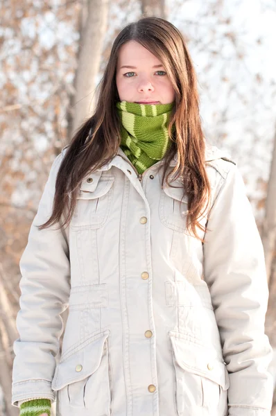 美丽的女孩在冬天景色绿色 — 图库照片