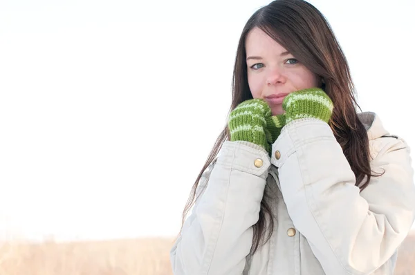 Menina bonita em verde sobre paisagem de inverno — Fotografia de Stock