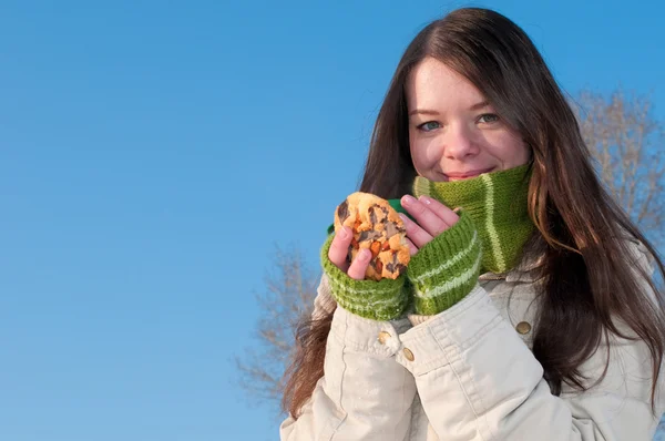 Girl on winter picnic with cup of tee and cookies — Stock Photo, Image