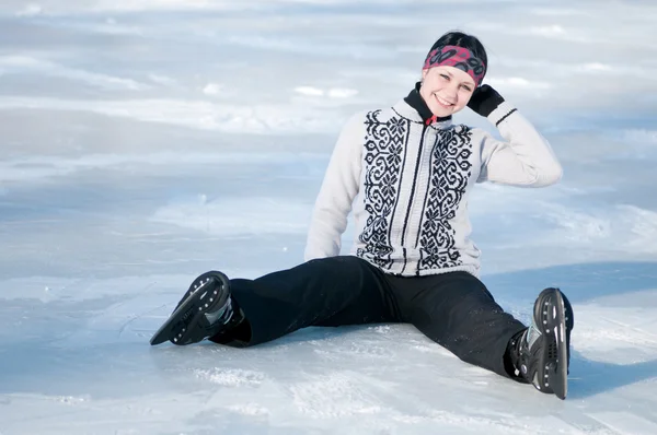 Femme patinoire assise sur la glace — Photo