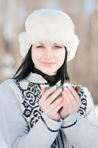 Adolescente chica con taza de tee caliente — Foto de Stock