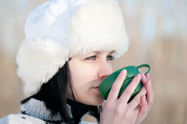 Adolescente chica con taza de tee caliente — Foto de Stock