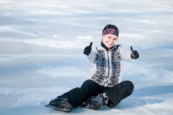 Patinaje sobre hielo mujer sentada sobre hielo — Foto de Stock