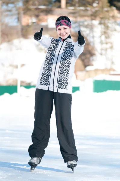 Lodowisko. kobieta na łyżwach na lodzie — Zdjęcie stockowe