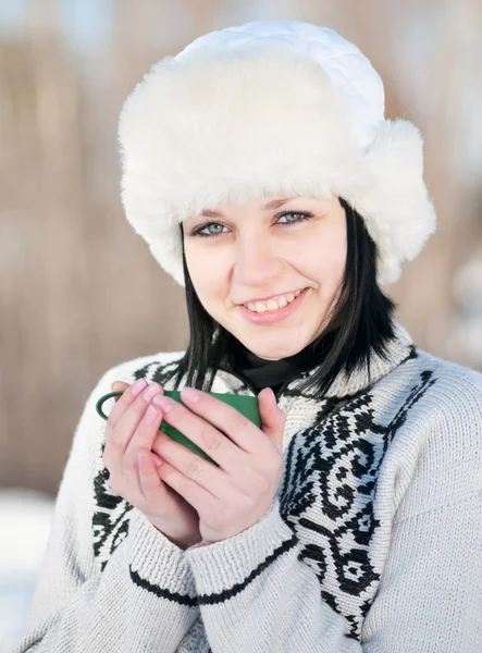 Tonårsflicka med kopp varm tröja — Stockfoto