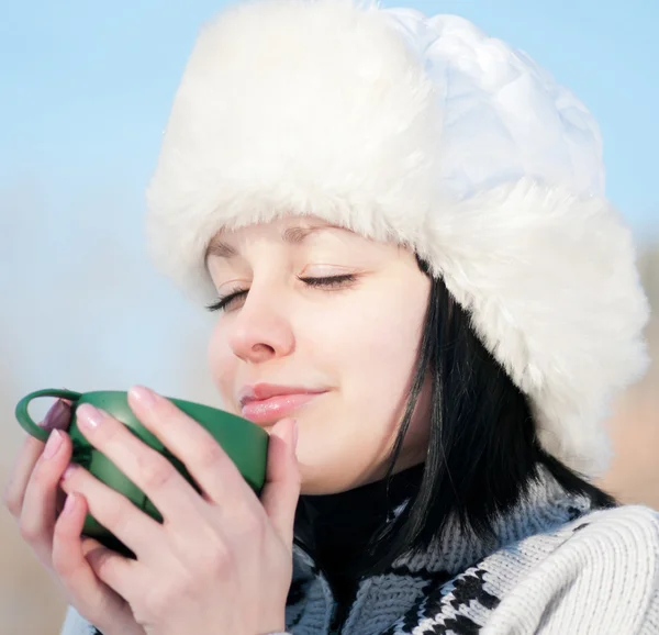 Adolescente com xícara de tee quente — Fotografia de Stock