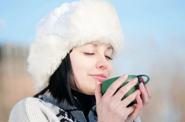 Fincan sıcak tee ile genç kız — Stok fotoğraf