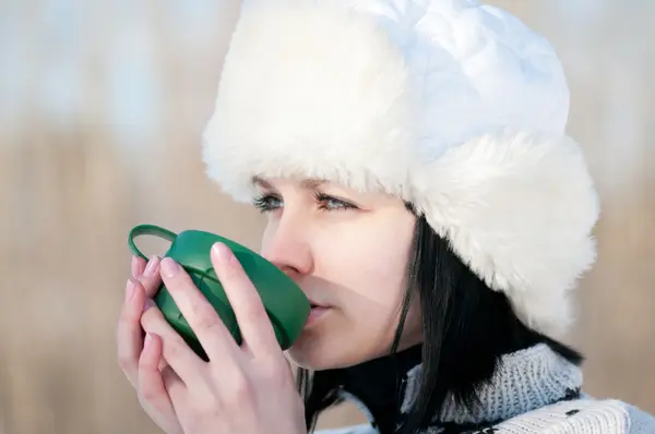 Tonårsflicka med kopp varm tröja — Stockfoto