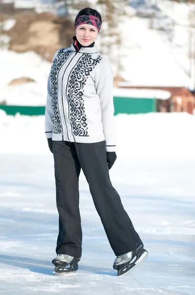 Patinaje sobre hielo. Mujer patinando sobre hielo — Foto de Stock