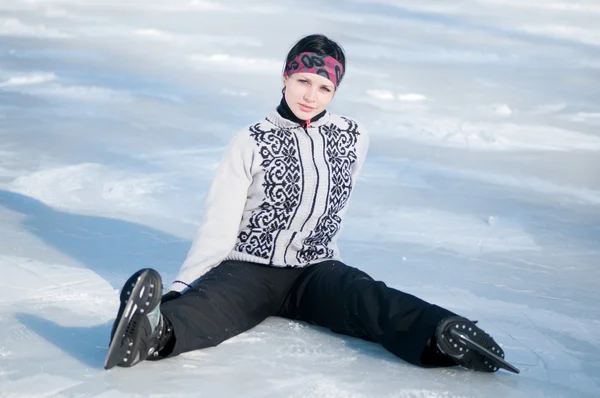 Pattinaggio su ghiaccio donna seduta sul ghiaccio — Foto Stock