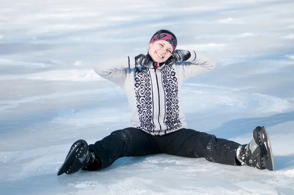 Ледяная женщина сидит на льду — стоковое фото