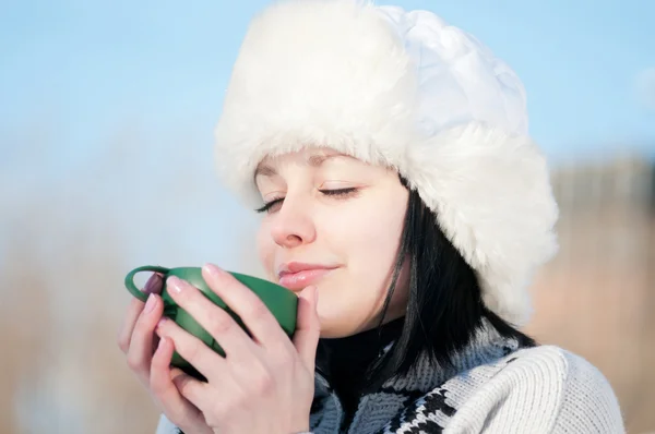 Adolescente avec tasse de thé chaud — Photo
