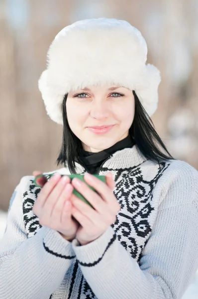 Tizenéves lány csésze forró póló — Stock Fotó